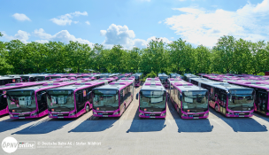 Die neue DB-Busflotte ist mit ihrer purpurnen Farbe leicht zu erkennen. Bild: © Deutsche Bahn AG / Stefan Wildhart